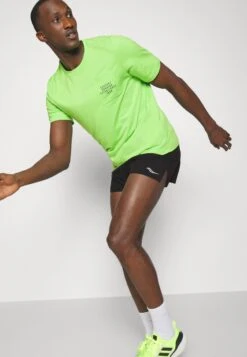 Saucony Outpace Split Short - Korte Broeken - Black -Saucony 11a3ee7c222e4acdac4b7cf6ea81ae94