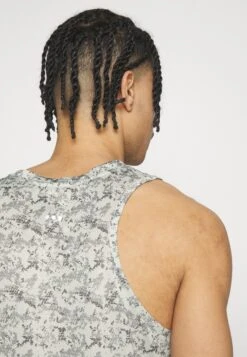 Saucony Stopwatch Graphic Singlet - Top - Lunar Rock 12 Saucony Stopwatch Graphic Singlet - Top - Lunar Rock -Saucony 5c81e95596ec4393a0249d9a3915f0aa