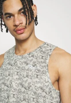 Saucony Stopwatch Graphic Singlet - Top - Lunar Rock 15 Saucony Stopwatch Graphic Singlet - Top - Lunar Rock -Saucony 8735aee0b239467c8689d06e0e48f029