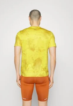 Saucony Explorer Short Sleeve - Sport T-Shirt - Yellow 14 Saucony Explorer Short Sleeve - Sport T-Shirt - Yellow -Saucony 8c213606c6d8486b9051e55c5376666e