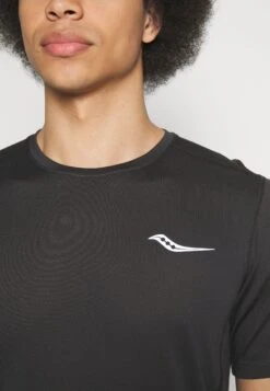 Saucony Stopwatch Short Sleeve - Sport T-Shirt - Black -Saucony d84fbc28a5a5446c9521c460769e980a