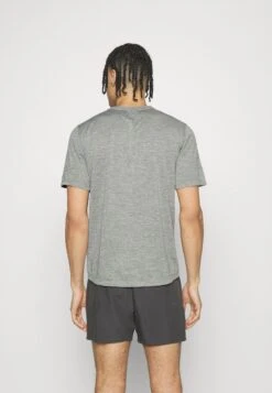 Saucony Stopwatch Graphic Short Sleeve - Sport T-Shirt - Light Grey Heather Graphic -Saucony ff556c93350b4db9a6a902a25269e321